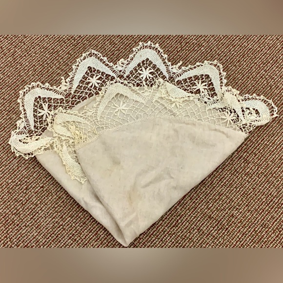 Early 20th Century Antique Hand Crocheted Trim Cotton Linen Round Table Cloth - Picture 8 of 9